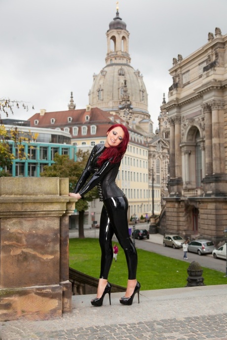 Lara Larsen pretty model photo