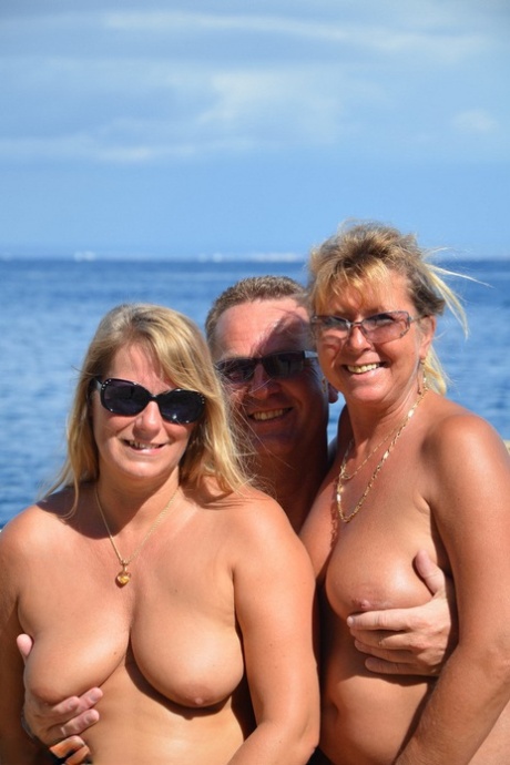 amateur threesome sexy nudes photo