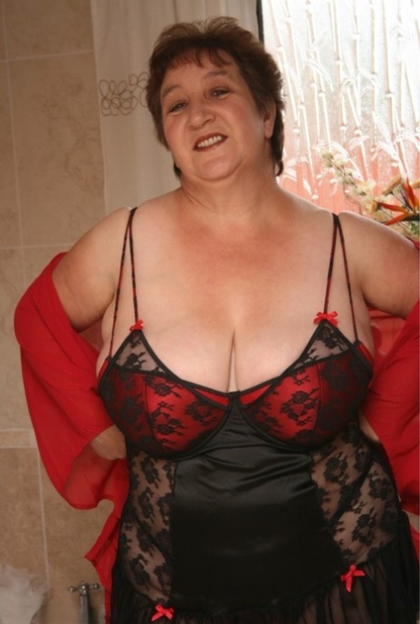 busty mature art naked picture