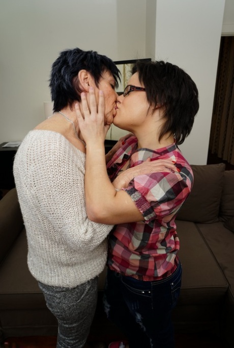 granny kissing hot sexy picture