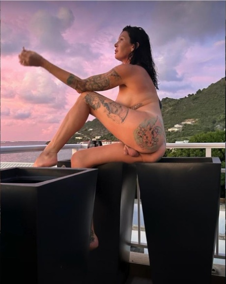 tatoveret shemale top smuk img