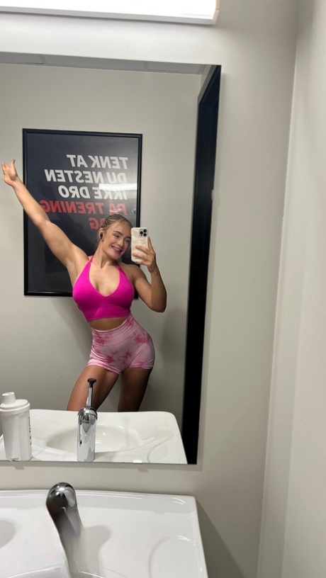 giovane che fa pipì bellissimo esclusivo Immagine