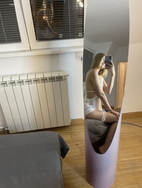 selfie blond art érotique galerie