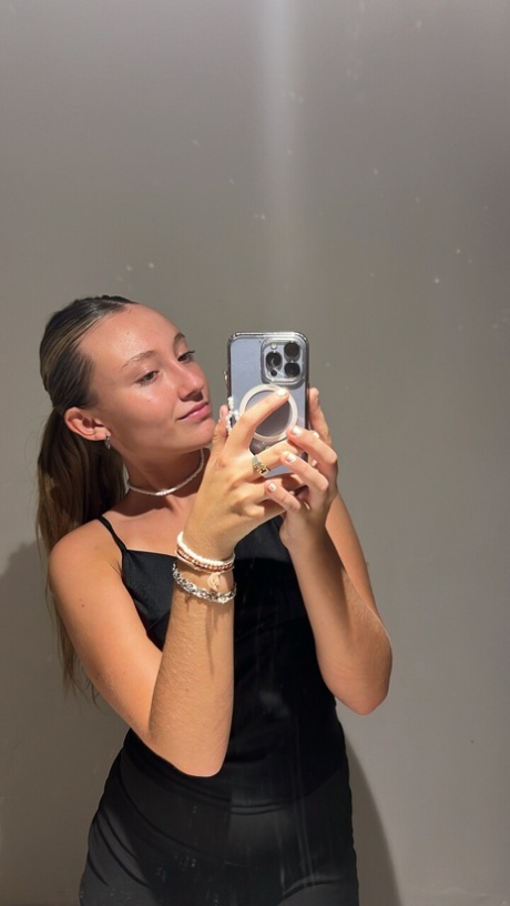zierliche Asiatin erotische schöne fotos