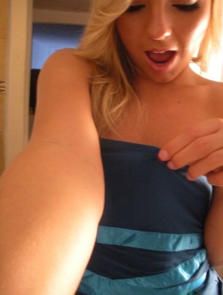 blonde selfie sexy nude pictures