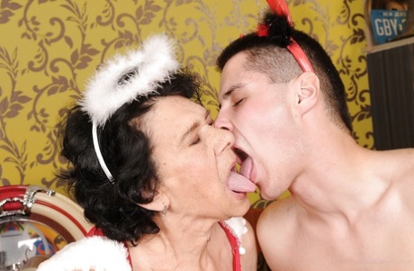 granny kissing pornographic pictures