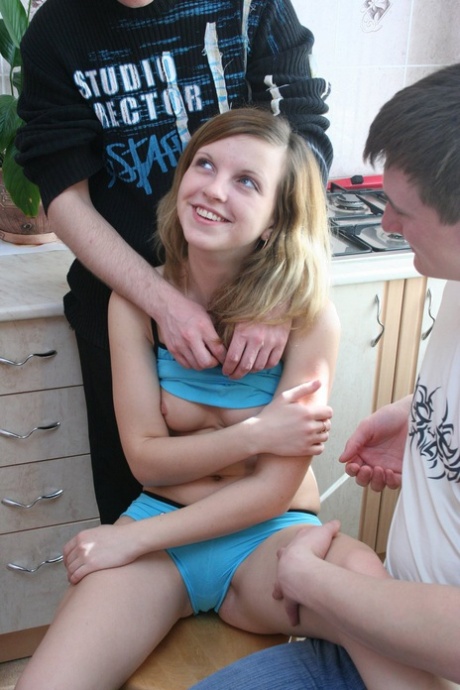 amateur threesome free sex image