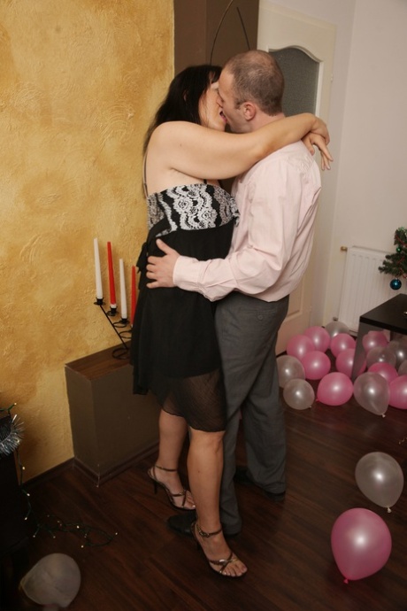 mature kissing best pictures