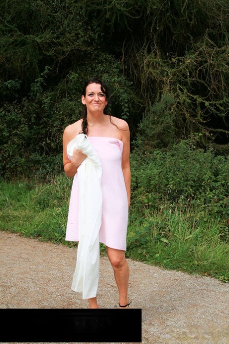 MILF im Freien schöne nackte archiv