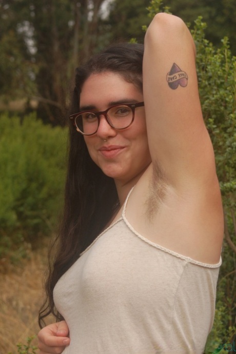 nerd paffuto nudo esclusivo immagine
