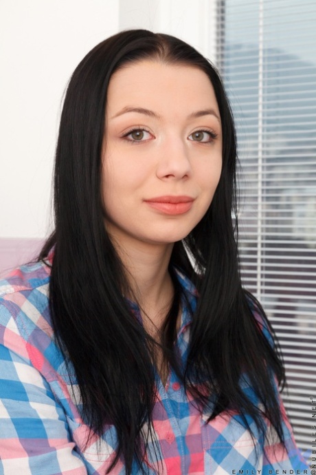 Emily Bender model hd img